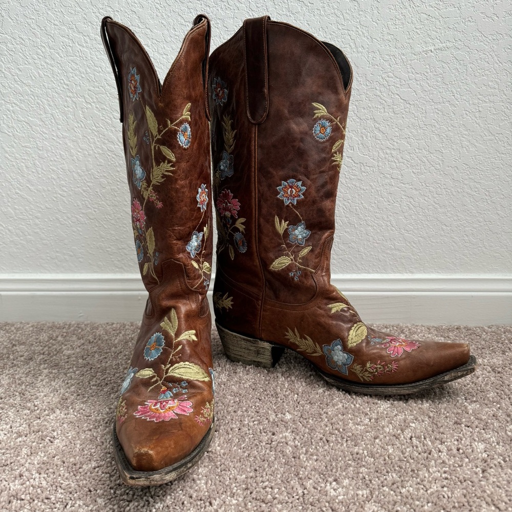 Embroidered Pointed Toe Lane Boots